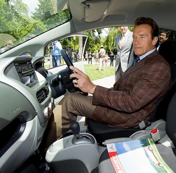 Der Gouverneur des amerikanischen Bundesstaates Kalifornien, Arnold Schwarzenegger, am Lenkrad des rechtsgesteuerten i-MiEV